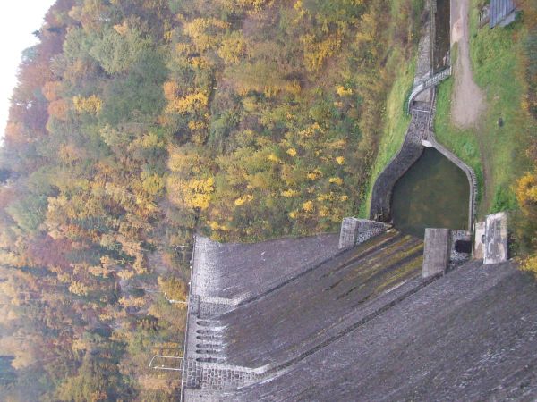 Zapora wodna 44 m wysokości i 230 m długości. Została wybudowana w latach 1914- 1917.