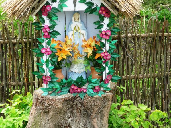 Stara , zabytkowa zagroda chłopska z XIX wieku , we wsi Guciów na Lubelszczyźnie. Obecnie muzeum wsi. Na zdjęciu - kapliczka przydrożna