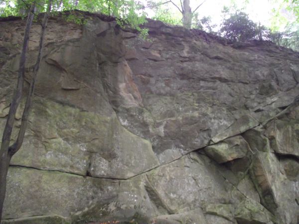 widzimy "krechę" ale i też nad jej poziomą linią : skromny wyłom, dziupla jakby i tam umieszczony był ładunek wybuchowy i po jego odpaleniu : pękło i stąd ta "k