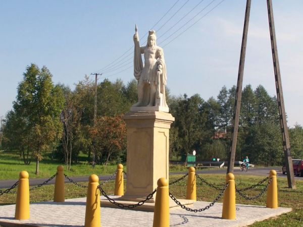 Pomnik sw. Floriana pochodzący około roku 1822 r. będący własnością dworu w Przybówce. W 1989 r. za zgodą właścicielki dworu pani Stanisławy Narbutowicz przewie