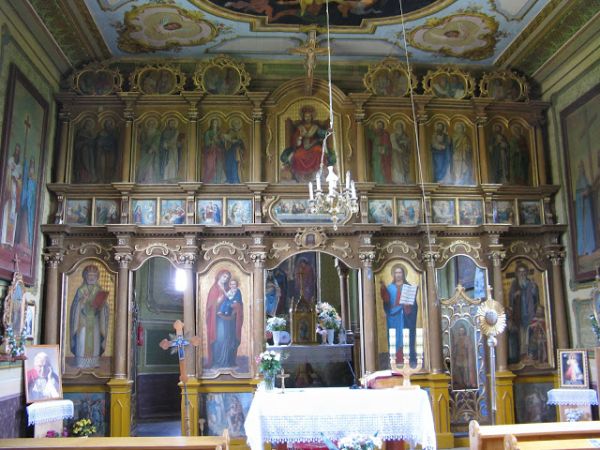 ikonostas cerkiewny - trójstrefowy, wykonany w latach 1899 - 1904, malowany przez Antoniego i Michała Bogdańskich.