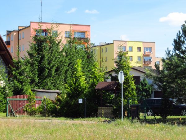 Panorama fragmentu osiedla przy ulicy Słowackiego. Widok z terenów pod budownictwo mieszkaniowe jednorodzinne.