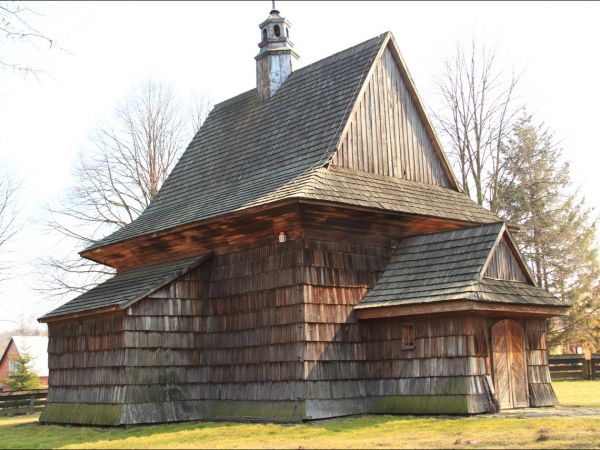 Drewniany kościół konstrukcji zrębowej pw. św. Sebastiana, wzniesiony w roku 1737. W roku 1980 był gruntownie odnawiany z całkowitą wymianą gontów.