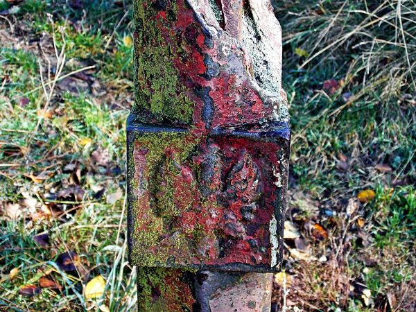 Silno k/Torunia  To żeliwny słupek z orłem,związany z historią tego miejsca...a mogiły również ,są jakieś 250 metrów dalej w lesie. Cała historia......w jednym