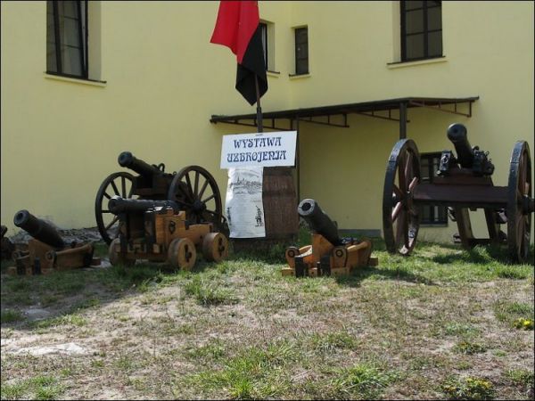 Czasem na dziedzińcu obejrzeć można ciekawą wystawę.