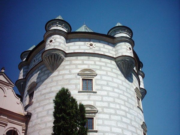 Jedna z najpiękniejszych rezydencji pałacowych w Polsce. Położona 10 km na południe od Przemyśla.  Zamek - pałac powstał w XVI wieku.  Przez kolejne lata rozbud