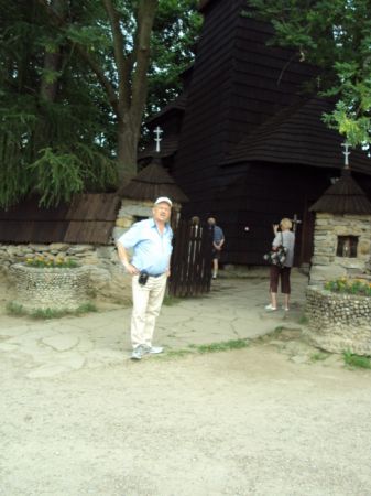 przed łemkowską cerkwią greko-katolicką , konstrukcji zrębowej, z wieżą konstrukcji słupowej, dach namiotowy trzykrotnie łamany - obiekt z 1600r.