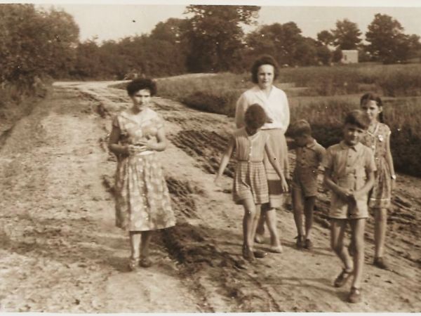 Spacerkiem wzdłuż stawów,Strzelce Wielkie lata 60.