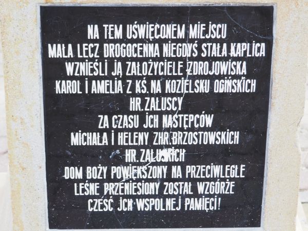 tablica na obelisku a na niej wspomnienie fundatorów kaplicy a później kościoła zdrojowego.