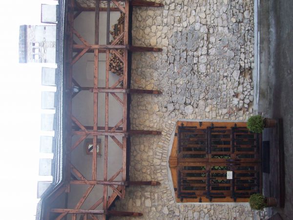 W 1352 r. Jan herbu Syrokomla kupił wzgórze Korzkiew, gdzie wybudował zamek, który pełnił funkcję obronną i mieszkalną rodu Zaklików do II połowy XV w.