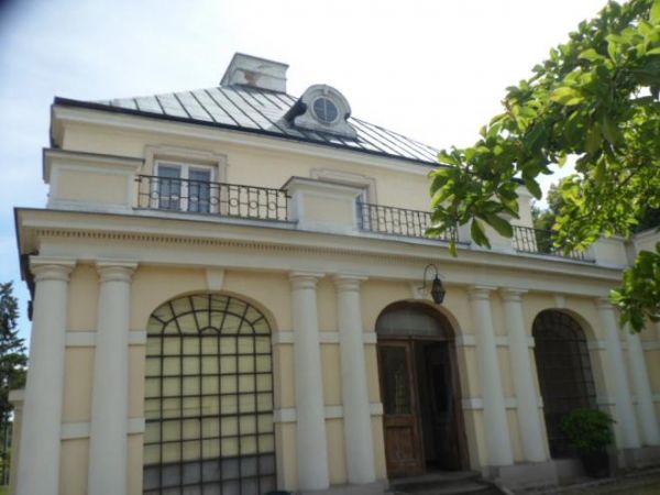 pawilon letni - przy Pałacu Pani Marii Walewskiej - po lewej od rezydencji.