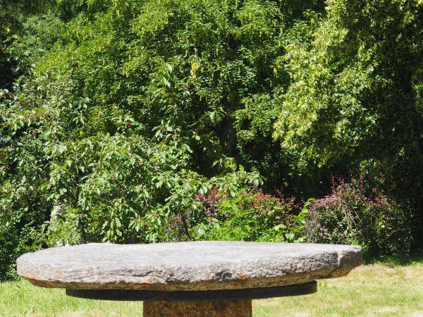 stół kamienny  z 1 połowy XIX wieku, z kolistym blatem wspartym na profilowanym trzonie - w zespole dworsko-parkowym Rodu Krasińskich.W parku jest wiele element