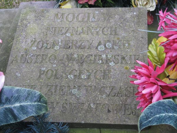 płyta nagrobna na żołnierskiej mogile - na cmentarzu wyznawców obrządku rzymsko-katolickiego.