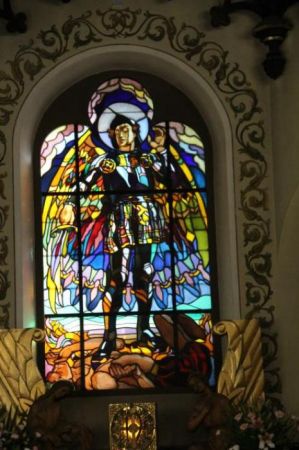 witraż w kościelnym oknie w murach prezbiterium.