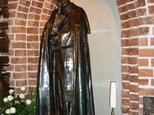 Pomnik Prymasa Tysiąclecia - Kardynała Stefana Wyszyńskiego w Katedrze .