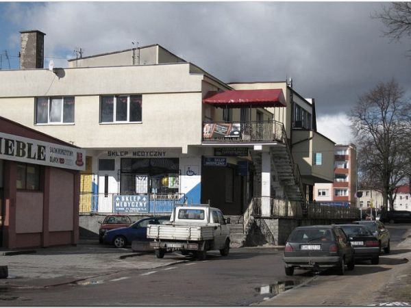 Budynek ( widok od tyłu ), w którym znajduje się Cech Rzemiosł Różnych. Są tu też różne sklepy i punkty usługowe, a na piętrze odbywają się dyskoteki.