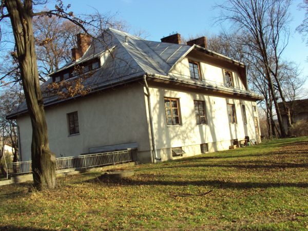 obecny dwór wzniesiono na miejscu poprzedniego - własność prywatna.