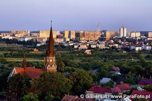 Kościół w Rozwadowie /dzielnica Stalowej Woli/ na tle miasta . www. ParaFoto.pl