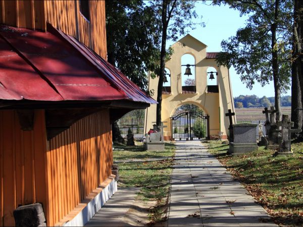 Dawna , drewniana cerkiew greckokatolicka pw. Niepokalanego Poczęcia NMP , wybudowana w 1781 r. Od 1971 r. pełni funkcję rzymskokatolickiej kaplicy filialnej.