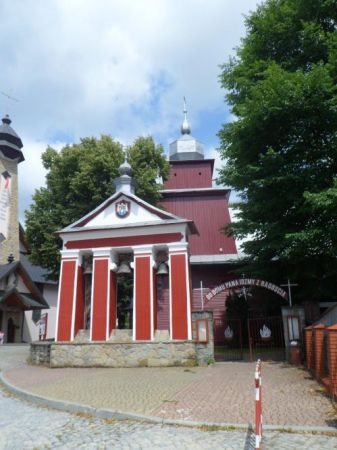 dzwonnica zbudowana w 1806r. - tam w trójkątnym przyczółku umieszczony jest herb Tylicza, dzwon z prawej strony został odlany przez Michała Ulricha ze Spisza w