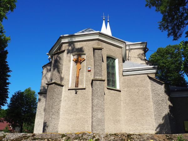bryła kościoła od strony prezbiterium, w cieniu wiekowych drzew - wspominane są tysiącletnie dęby o obwodzie nawet 8 /osiem/ metrów. Wieniec tych drzew towarzys
