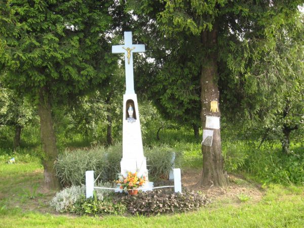 Kapliczka z 1923r przy wjezdzie do Gusina