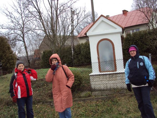 w przysiółku Podgaj: zabytkowa, odremontowana przydrożna kapliczka z figurą Matki Boskiej w oszklonej niszy.