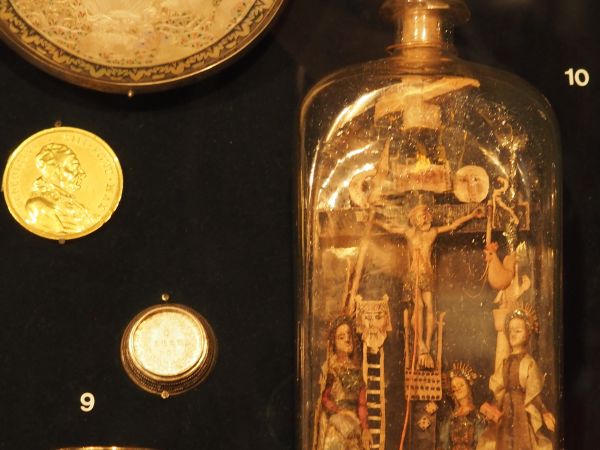 w zamkowej aptece przy spiżarni w piwnicach - wejście od dziedzińca, są też inne wejścia do piwnic i różne ich przeznaczenie.