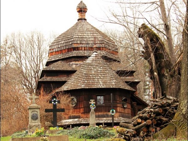 Drewniana cerkiew p.w. Wniebowstąpienia Pańskiego z 1659 r., usytuowana na wzgórzu Dębnik - Dubnyk (344 m n.p.m.), wznoszącym się ponad doliną Sanu.