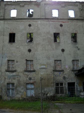 ZŁOTORYJA

Dawny młyn z portalem z datą 1786 i dwiema tablicami, oznaczającymi poziom wód podczas powodzi w 1608 i 1702 r.