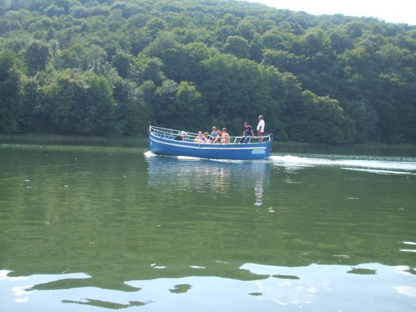 Kuter Gienia w trakcie przeprawy do przystani...
