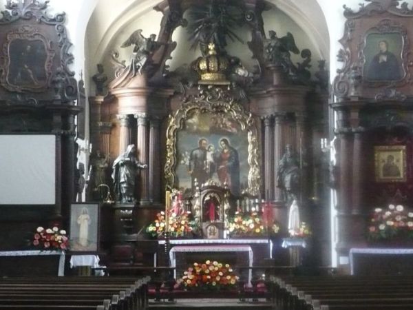 Ołtarz główny wspomnianego kościoła.