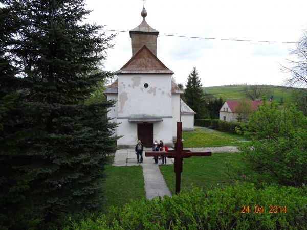 krzyż wysoki - dostojny w otoczeniu cerkwi, od 1953r. przejętej dla potrzeb kultu przez wyznawców obrządku rzymsko-katolickiego, co spowodowało też uratowanie ś