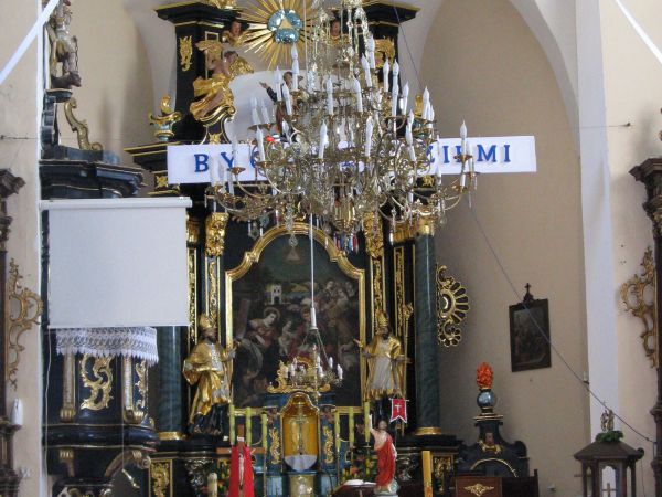 Ołtarz główny kościoła pw. św.Anny, w ołtarzu obraz św. Anny Samotrzeć z XVIIw. przeniesiony z poprzedniej świątyni.