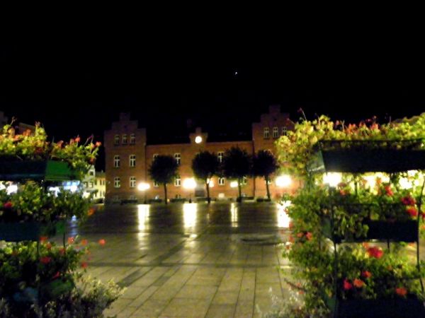 Sąd i plac Miłostana nocą