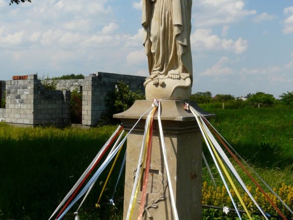 Figura przydrożna w Rożkach usytuowana przy trasie Sandomierz - Opatów.