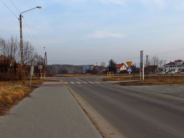 Ulica Dworcowa z asfaltową nawierzchnią