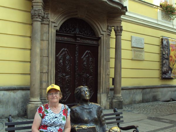 na ławeczce przy pomniku Marii Kunic - świdnickiej astronomki.