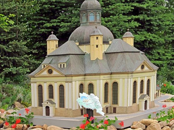 KOWARY - Park Miniatur Zabytków Dolnego Śląska - Kościół Podwyższenia Krzyża Świętego w Jeleniej Górze. Jeden z sześciu Kościołów „Łaski” wybudowanych na Dolnym