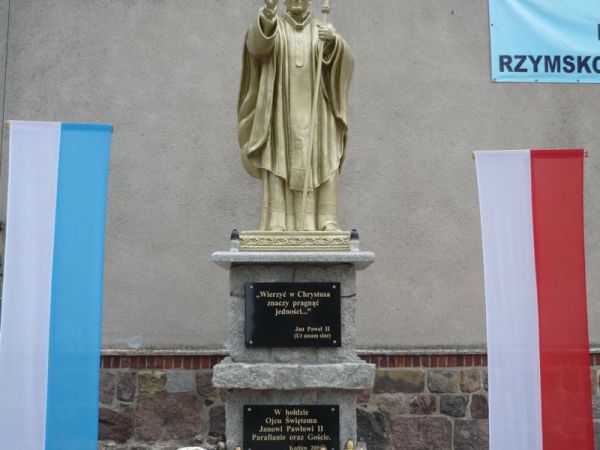 Pomnik Jana Pawła II przed kościołem.