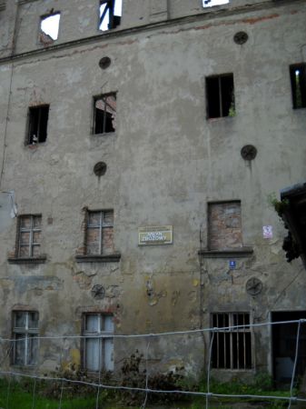 ZŁOTORYJA

Dawny młyn z portalem z datą 1786 i dwiema tablicami, oznaczającymi poziom wód podczas powodzi w 1608 i 1702 r.