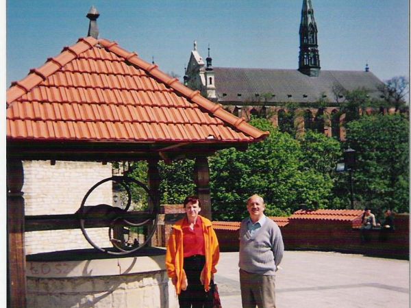 na zamkowym dziedzińcu, dalej : katedra, później w prawo "Dom Długosza".