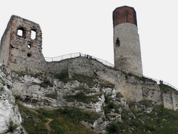 Wieza pochodzaca z XIII wieku zostala obudowana obronnym zamkiem w wieku XIV.