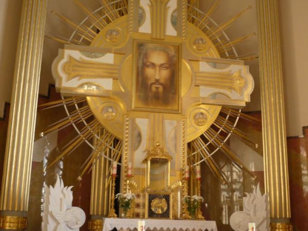 Kaplica Miłosierdzia Bożego w ołtarzu Krzyż Łaski z wizerunkiem
Chrystusa.