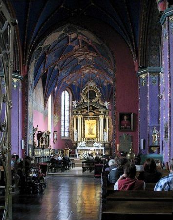 Barokowy, polichromowany ołtarz (ok. 1666 r). Obraz "Bydgoskiej Madonny" Matki Bożej Pięknej Miłości z Dzieciątkiem Jezus (pocz. XVI w).