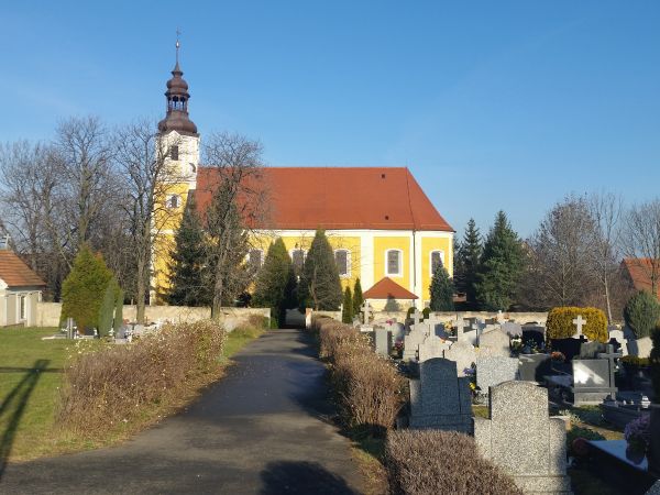 Widok ma kościół od strony cmentarza
