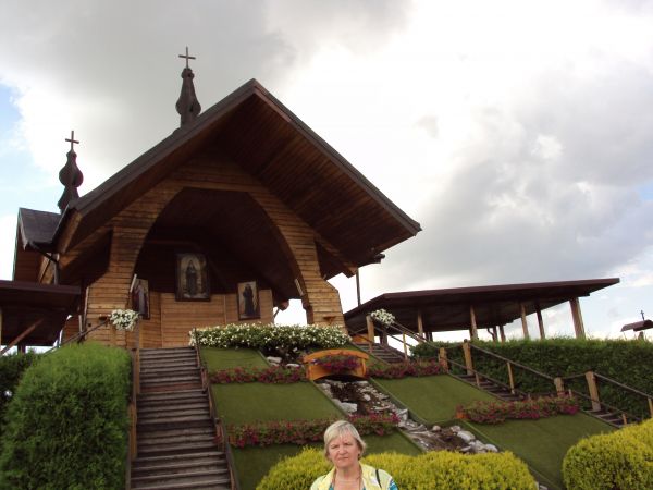 przed / obok : polowy ołtarz papieski a ta spływająca struga - podwójna symbolizuje dwie rzeki - Dunajec i Poprad bo przy tym ołtarzu szczególnie oczekiwani są