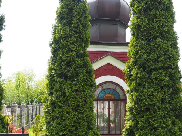przydrożna kapliczka - murowana zaś ośmioboczny tambur stanowi bazę kopuły a wyżej tzw. makowiczka z krzyżem.