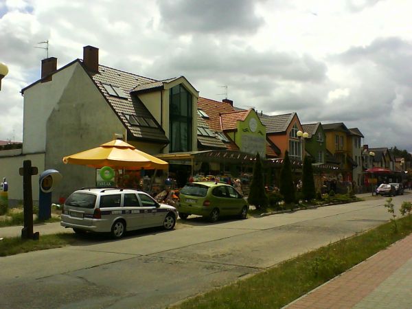 Ulica Wyzwolenia ze sklepami,kawiarniami i miejscami noclegowymi Jolanta Stolarska