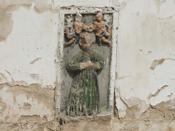 Epitafium na ścianie kościoła